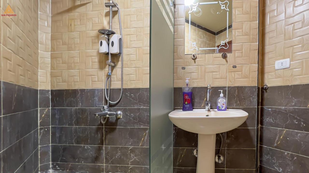 Full Pyramids View Apartment With Balcony For 8 P Kafret el-Gabal Exteriör bild