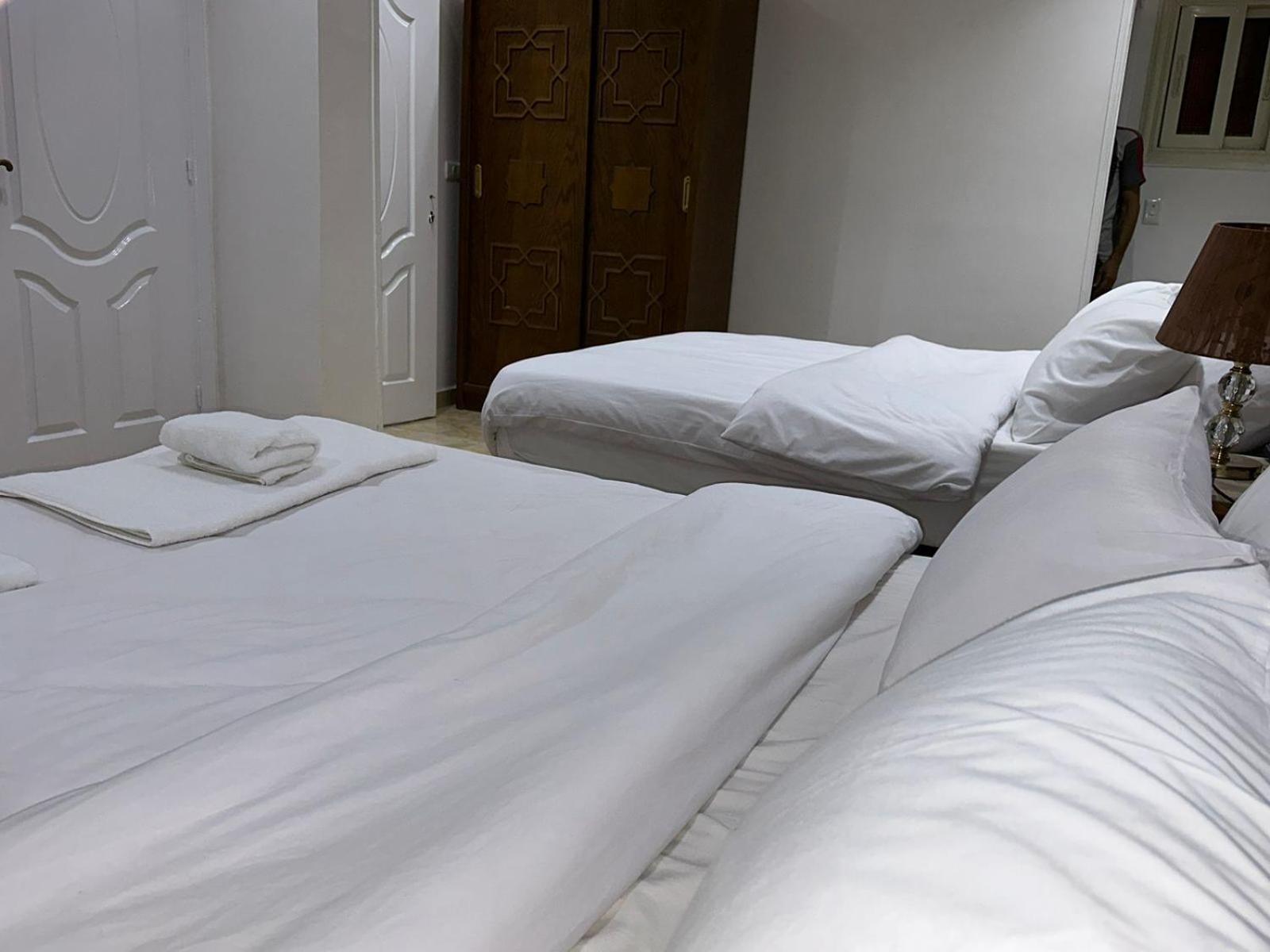 Full Pyramids View Apartment With Balcony For 8 P Kafret el-Gabal Exteriör bild
