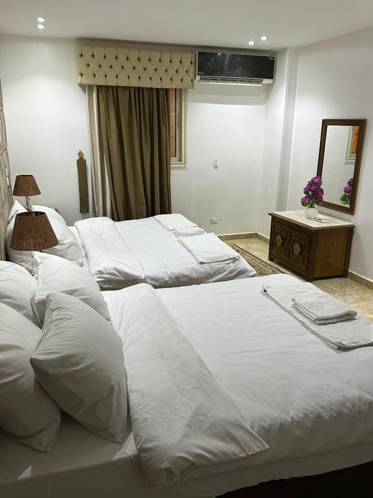 Full Pyramids View Apartment With Balcony For 8 P Kafret el-Gabal Exteriör bild