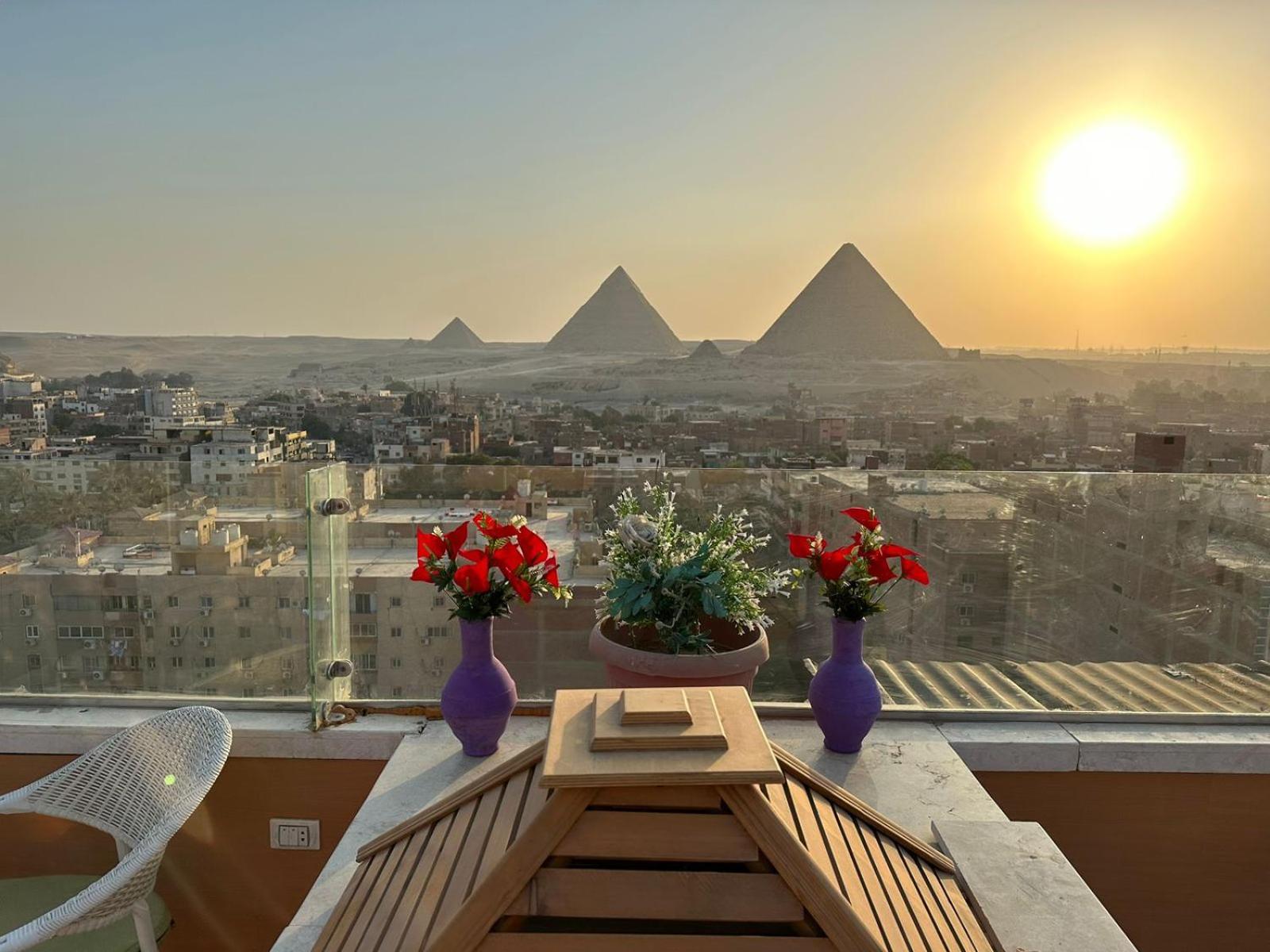Full Pyramids View Apartment With Balcony For 8 P Kafret el-Gabal Exteriör bild