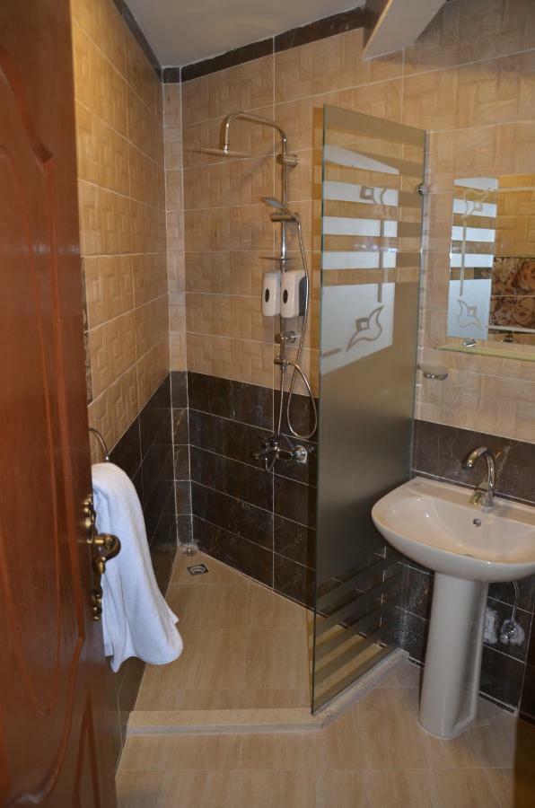 Full Pyramids View Apartment With Balcony For 8 P Kafret el-Gabal Exteriör bild