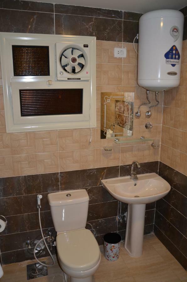 Full Pyramids View Apartment With Balcony For 8 P Kafret el-Gabal Exteriör bild